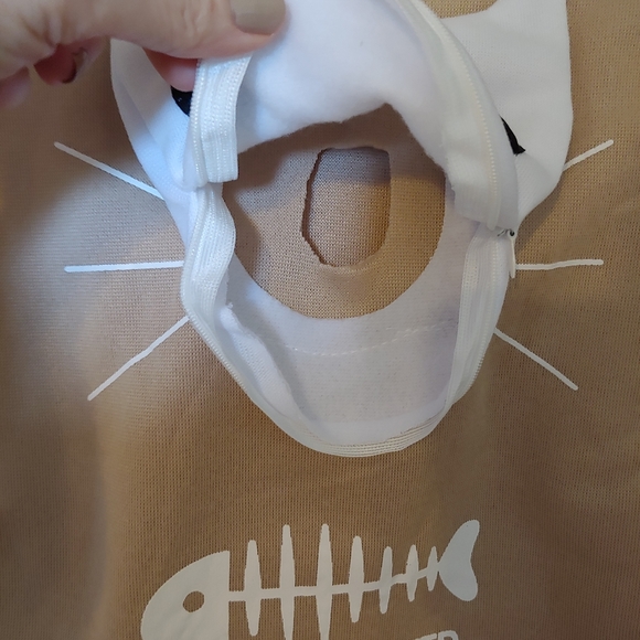 Sweatshirt that holds your cat 🐱 - Picture 3 of 9